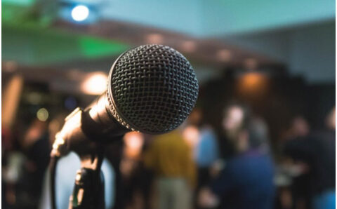 Un microphone pour la prise de parole en public